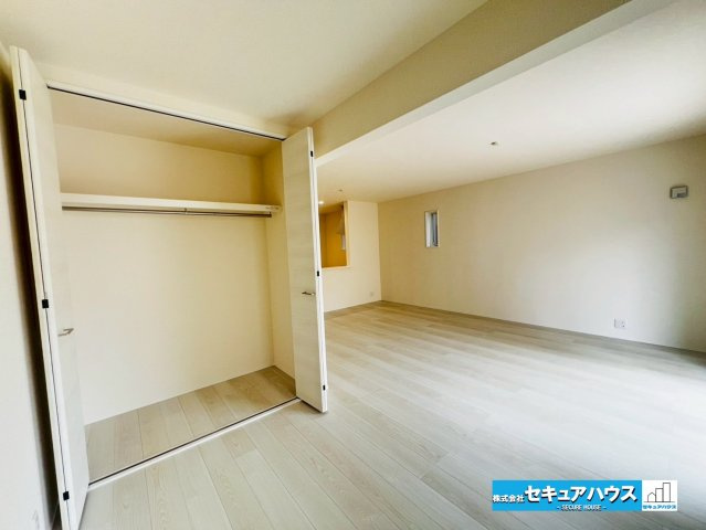 【今からご案内可能】豊明市前後町鎌ケ須　全4棟の洋室|【1階フリースペース３帖】
◆収納付きの空間です。リビングと一体化して使用できるため開放感があり、自由にレイアウトできます。配置を家族で考える時間も楽しみの１つになります。　　　　　　　　　　　　　　