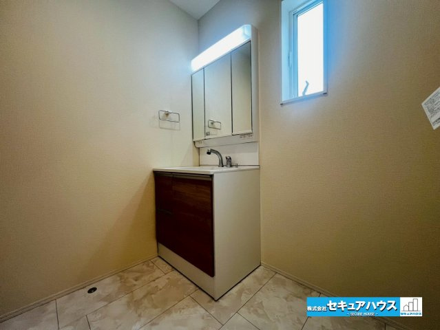 【今からご案内可能】豊明市前後町鎌ケ須　全4棟の独立洗面台|【洗面台】
◆鏡の裏にはたっぷりと収納スペースを標準装備！
◆電源を付属しているのでドライヤーなど利用できます。
◆洗面台下にも収納スペースがあるため、洗剤やシャンプーのストックを入れられます。　　　