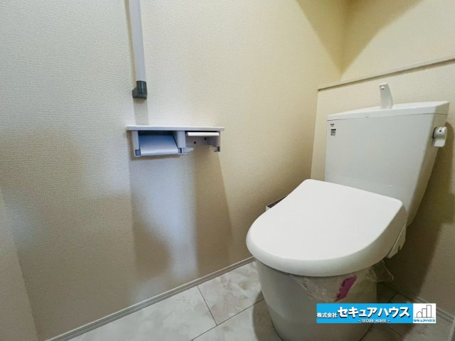 【今からご案内可能】豊明市前後町鎌ケ須　全4棟のトイレ|【高機能トイレ】
◆高機能トイレの多くは便器のフタの開閉が自動であり、使用後に手動で水を流す面倒もなく非常に便利です。スタイリッシュな見た目で、お掃除しやすく、節水効果が高いです。　　　　　　　　　　