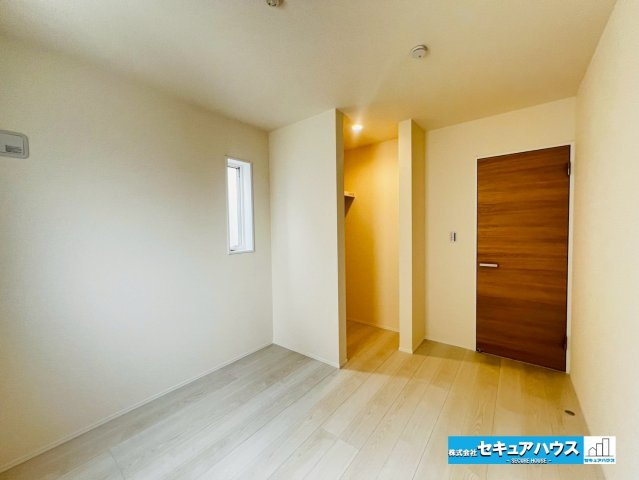 【今からご案内可能】豊明市前後町鎌ケ須　全4棟の洋室|【洋室５帖】
◆広々とした居住空間は日々の暮らしを彩り、心のやすらぎと満足感を与えてくれます。通風と採光を考慮した設計は子供たちはのびのび育ち、家族でくつろぎと団らんを生み出します。　　　　　　　　　