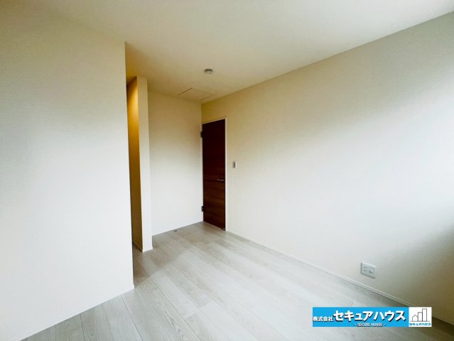 【今からご案内可能】豊明市前後町鎌ケ須　全4棟の洋室|【洋室5帖】
◆家族一人ひとりの大切なプライベート空間。趣味に合わせて使って頂けるようシンプルに仕上げてあります。暮らし心地を大きく左右する収納を、適材適所に配置し使い勝手を考慮しました。　     