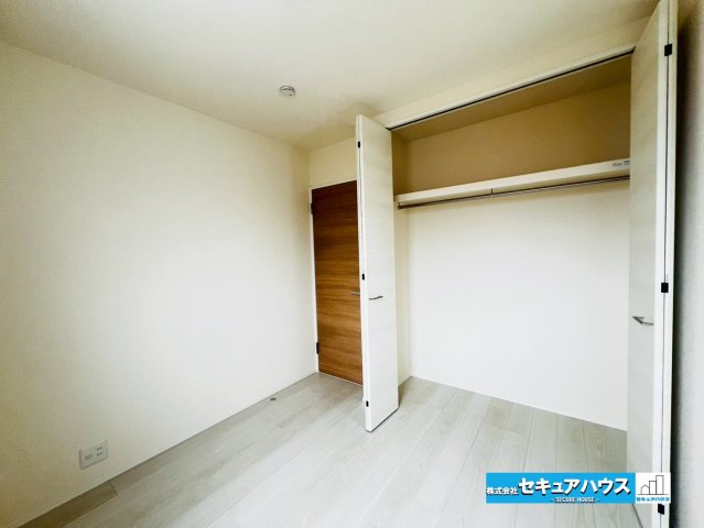 【今からご案内可能】豊明市前後町鎌ケ須　全4棟の洋室|【洋室4.2帖】
◆お子様のお部屋や主寝室、来客時の宿泊室、趣味のお部屋としてもご利用いただけます♪
◆全居室収納付きのため、各居室ごとにお洋服や荷物を収納できます。　　　　　　　　　　　　　　　　　