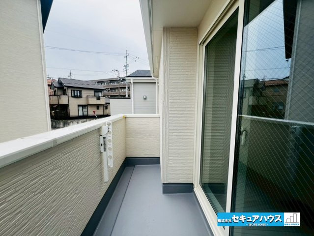 【今からご案内可能】豊明市前後町鎌ケ須　全4棟のバルコニー|【バルコニー】
◆見晴らしもよく、太陽の温かな温もりをめいっぱい受け止めてくれます。
太陽の光と爽やかな風を受けたお洗濯物はあっという間に乾き、取りこむ時には太陽の匂いを感じられそうですね。　　　　　