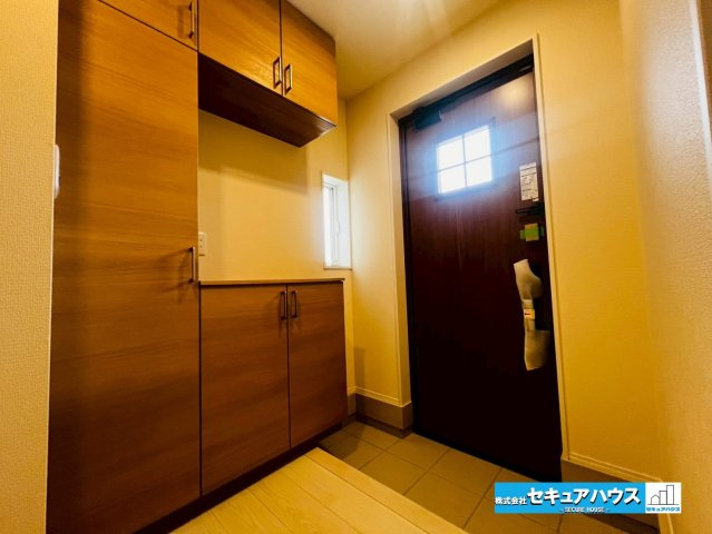 【今からご案内可能】豊明市前後町鎌ケ須　全4棟の玄関|【玄関】
◆採光・通風にも配慮された設計で毎日明るい空間をキープします♪
◆収納力の高いシューズボックス付きです。玄関周りがスッキリと片付きます。
◆ダブルロックキーで防犯面も安心です。       