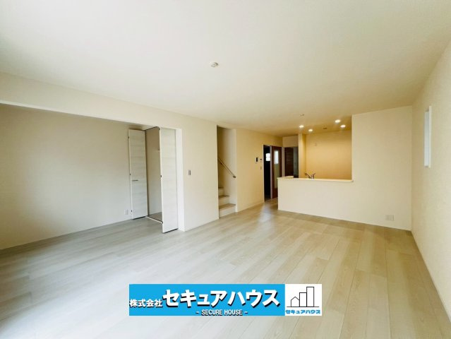 【今からご案内可能】豊明市前後町鎌ケ須　全4棟の居間・リビング|【LDK17帖×フリースペース3帖】
◆扉がないため開放感の溢れる20帖の空間になっております。
◆洗練された白色を基調にしたデザインで家具の選択幅が広がります。自分好みの空間を作りやすいです。　　　