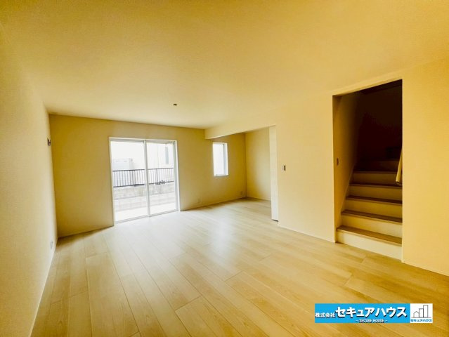 【今からご案内可能】豊明市前後町鎌ケ須　全4棟の居間・リビング|【LDK17帖】
◆南向きのため日当たりが良く温かい広々リビングは家族の団らんスペースになります。
◆リビングイン階段のため家族で顔を合わせる機会が必然的にできコミュニケーションをとることができます。