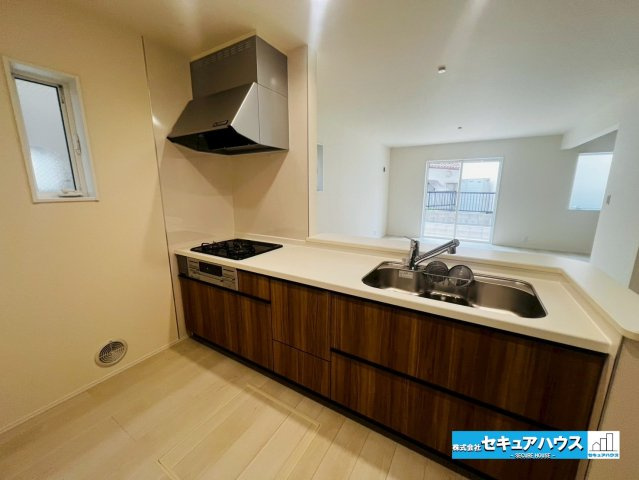 【今からご案内可能】豊明市前後町鎌ケ須　全4棟のキッチン|【キッチン】
◆対面式キッチンの為、リビングで遊ぶお子様の様子やテレビを見ながら料理することができます。
◆キッチンの窓は調理中のニオイや煙、熱気を効率的に排出できる高い換気能力があります。　　　　　