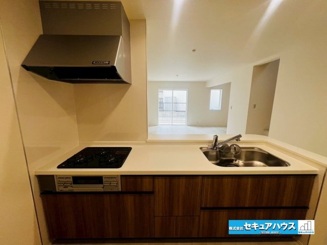 【今からご案内可能】豊明市前後町鎌ケ須　全4棟のキッチン|【キッチン】
◆同時にたくさんの料理が調理できる3口コンロ。「焼く・蒸す・煮る」の工程を同時進行で進めることができるので、料理を素早く作ることができます。育児でバタバタ忙しいママに嬉しい♪　　　　　　