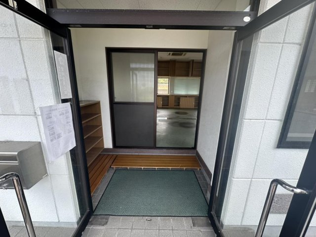 土居町小林　売事務所の玄関