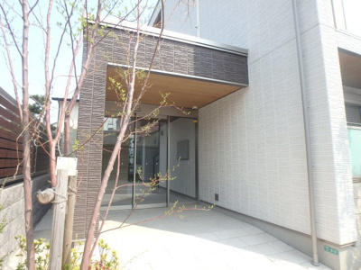 【エントランス】 | Ｙ．ｓ　ＣＯＵＲＴ | 清潔感のあるエントランスです