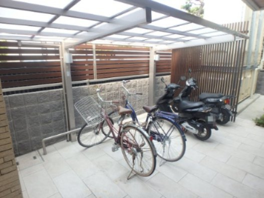 【その他共用部分】 | Ｙ．ｓ　ＣＯＵＲＴ | 屋根付き駐輪スペースです