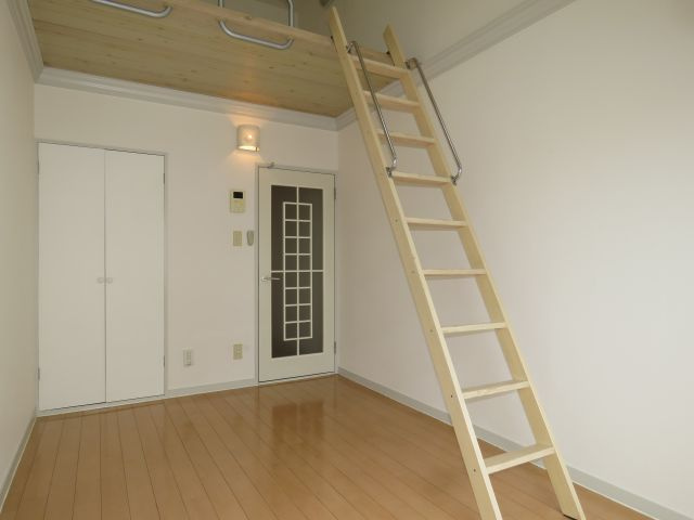 クレスト川越の洋室|ベランダに向かって左側に窓あり