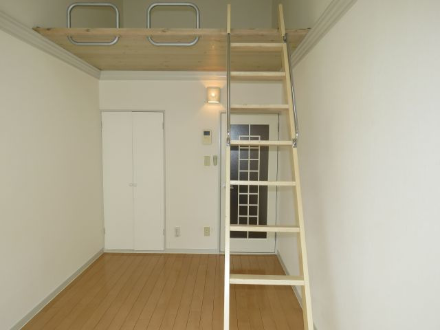 クレスト川越の洋室|ベランダに向かって左側に窓あり