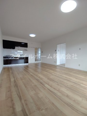 胡蝶羽根井の居間・リビング|別部屋写真です。