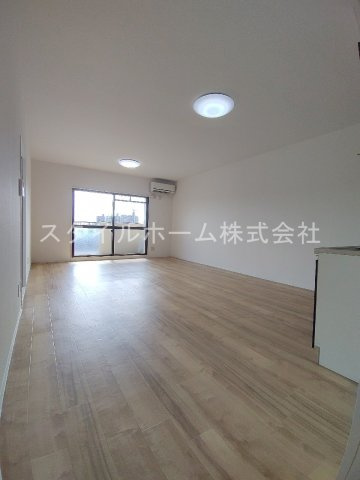 胡蝶羽根井の居間・リビング|別部屋写真です。