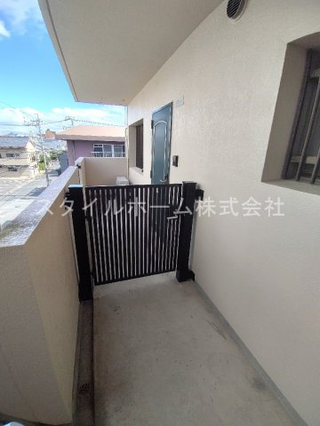 胡蝶羽根井のエントランス|別部屋写真です。