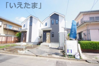 【外観パース】 | 【仲介手数料無料！！】日野市東平山2丁目　新築戸建て（全2棟）A号棟　4090万円 | 本パースは、イメージ図につき、風景、建物、植栽などについては施工後の現物との差異が生じます
つきまして本パースによって生じたいかなる損害については一切責任を負いません