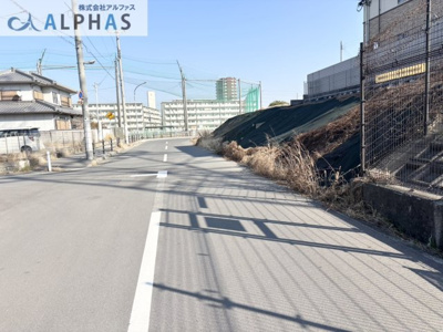 【前面道路含む現地写真】 | 大阪市平野区瓜破東八丁目　建築条件無し土地 | 前面道路は、幅員約8.9ｍあります♪
歩道もあります♪