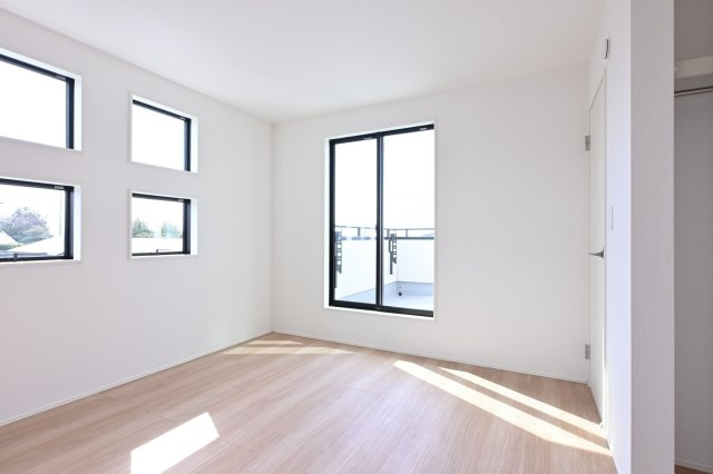 【洋室】 | 太田市新田上江田町　タクトホーム | 2階のベッドルームはバルコニーとつながっています。
たっぷり光が入るので気持ちよく目覚められます♪ 