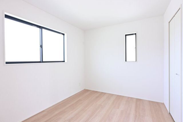 【洋室】 | 太田市新田上江田町　タクトホーム | 2面採光の明るい洋室は子供部屋にもピッタリです♪