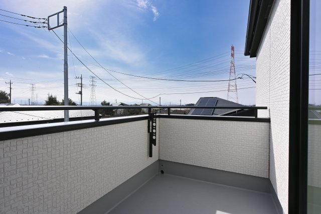 【バルコニー】 | 太田市新田上江田町　タクトホーム | 広々としたワイドバルコニーは日当たりがよく洗濯物がよく乾きます♪