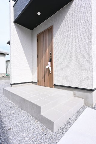 【玄関】 | 太田市新田上江田町　タクトホーム | 屋根付きの玄関は雨の日のぬれずに出入りすることができます！
ダブルロックドアで防犯性も◎