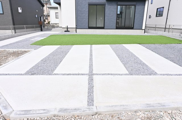 【駐車場】 | 太田市新田上江田町　タクトホーム | 並列駐車可能なカースペースです！お客様も遊びに来やすいですね♪