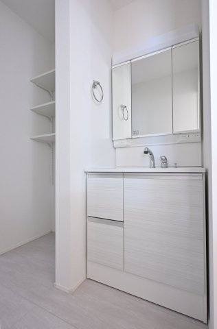 【独立洗面台】 | 太田市新田上江田町　タクトホーム | 3面鏡付きの洗面台は後ろが見えるのでヘアセットがバッチリ決まります！