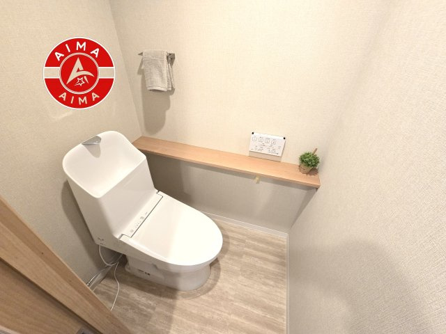 クレストはら南のトイレ|白を基調とした、シンプルながらも落ち着くデザイン。洗浄付き温水便座で機能性も兼ね備えています♪