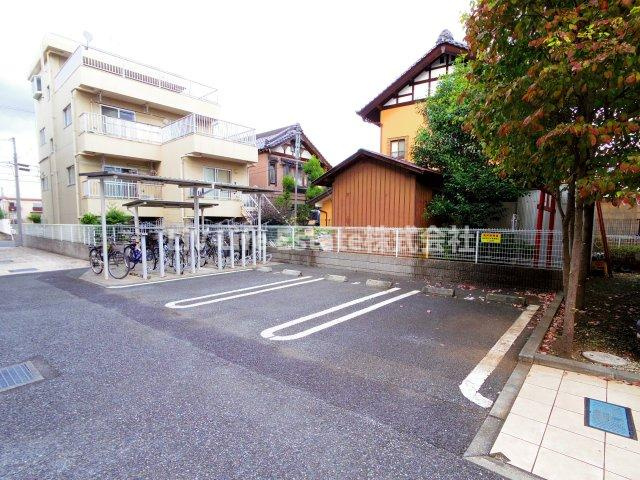 小平市仲町の賃貸マンションの駐車場