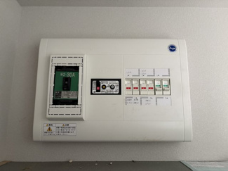 【発電・温水設備】 | 左近山団地6街区 | 本物件のブレーカーになります。
下駄箱上についております。