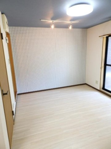 ハイツミレムの居間・リビング|１０帖洋室