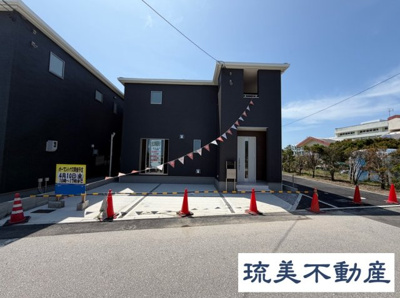 【外観】 | うるま市高江洲（全3棟）1号棟 | 1号棟　並列駐車2台完備♪