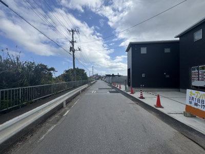 【前面道路含む現地写真】 | うるま市高江洲（全3棟）1号棟 | ※東側公道7.25m♪
