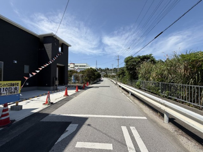 【前面道路含む現地写真】 | うるま市高江洲（全3棟）1号棟 | ※東側公道7.25m♪