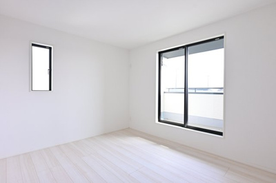 【洋室】 | 太田市新田上江田町　タクトホーム | 2階のベッドルームはバルコニーとつながっています。
たっぷり光が入るので気持ちよく目覚められます♪ 