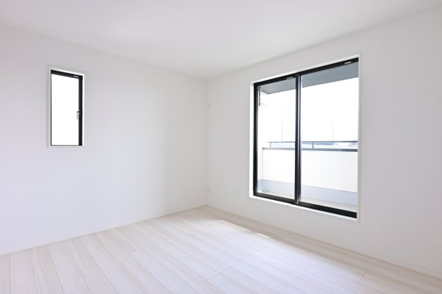 【洋室】 | 太田市新田上江田町　タクトホーム | 2階のベッドルームはバルコニーとつながっています。
たっぷり光が入るので気持ちよく目覚められます♪ 