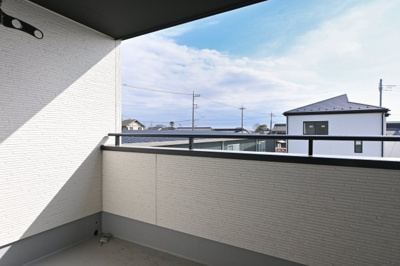 【バルコニー】 | 太田市新田上江田町　タクトホーム | バルコニーは屋根付きのインナーバルコニーとなっております。
洗濯物を突然の雨から守ってくれます♪