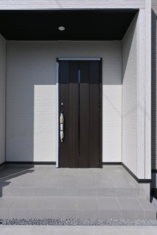 【玄関】 | 太田市新田上江田町　タクトホーム | 屋根付きの玄関は雨の日のぬれずに出入りすることができます！
ダブルロックドアで防犯性も◎