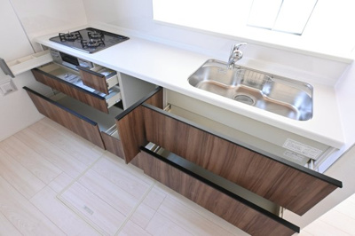 【キッチン】 | 太田市新田上江田町　タクトホーム | 家族並んで料理ができるワイドカウンターのキッチン♪ スライド収納でラクラク収納できます♪