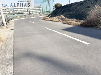 【前面道路含む現地写真】 | 大阪市平野区瓜破東八丁目　建築条件無し土地 | 前面道路は、幅員約8.95ｍあります♪
歩道もあります♪