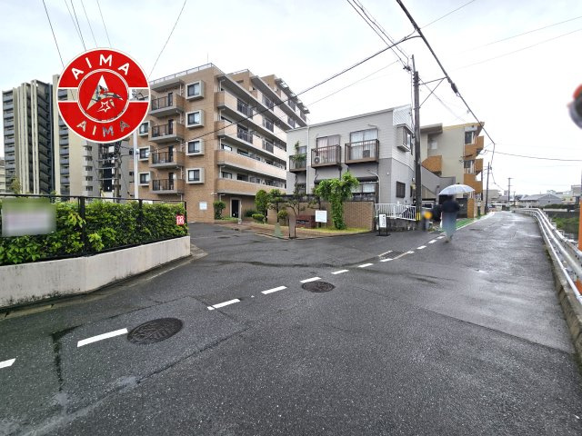 原パーク・ホームズの外観|前面道路含む現地写真です。