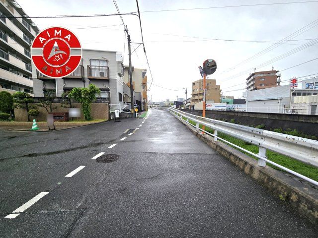 原パーク・ホームズの外観|前面道路含む現地写真です。