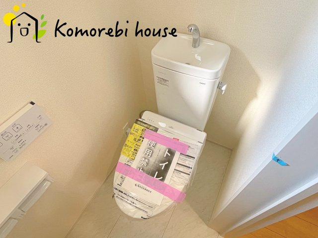 桶川市東2丁目　3期　新築一戸建て　ブルーミングガーデン　01のトイレ|ゆったりとした空間のトイレです