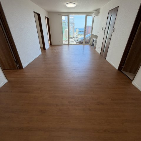 登別市鷲別町6丁目43-5戸建の居間・リビング|こちらの居間で趣味の時間をお楽しみください