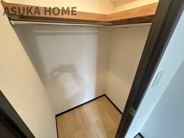 ライオンズマンション横濱本牧ベイステージのトイレ|温水洗浄便座のトイレ設備です。トイレ上部にはあると便利な吊戸棚を設置。