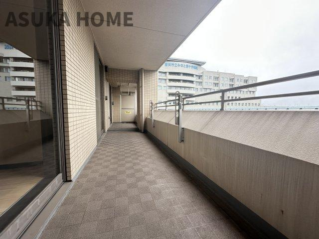 ライオンズマンション横濱本牧ベイステージの洋室|大きな窓からたっぷりの日差しが降り注ぐ明るい室内です。目覚めの良い朝を迎えられそうですね。