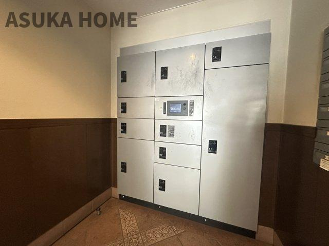 ライオンズマンション横濱本牧ベイステージの玄関|玄関横には、たっぷり収納の大型シューズボックスも嬉しい設備です。