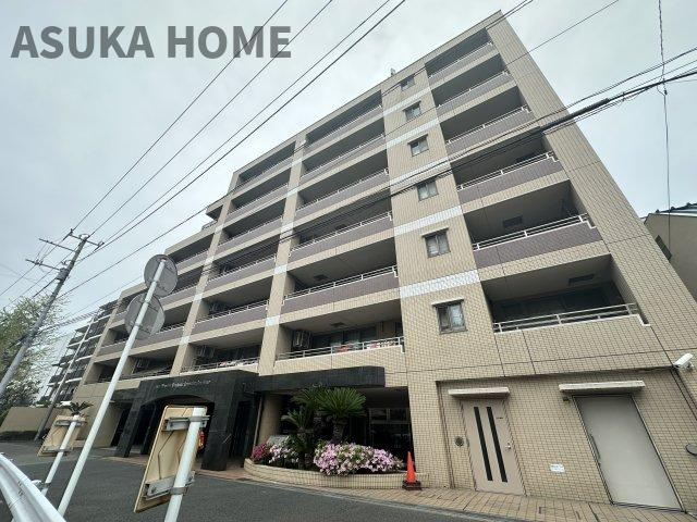 ライオンズマンション横濱本牧ベイステージの外観|商業施設の多いベイエリアに建つモダンで落ち着いた雰囲気のマンションです。