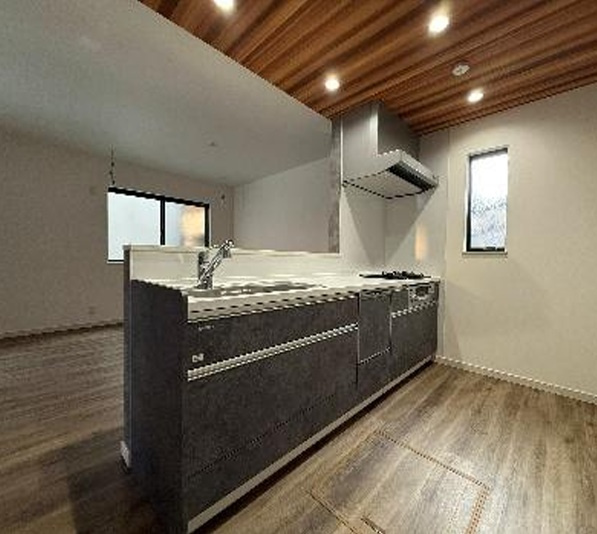 明石市魚住町清水のキッチン|食洗機つき♪3口コンロで同時調理で時短♪天井がアクセントの木目調で洗練されたキッチン♪
